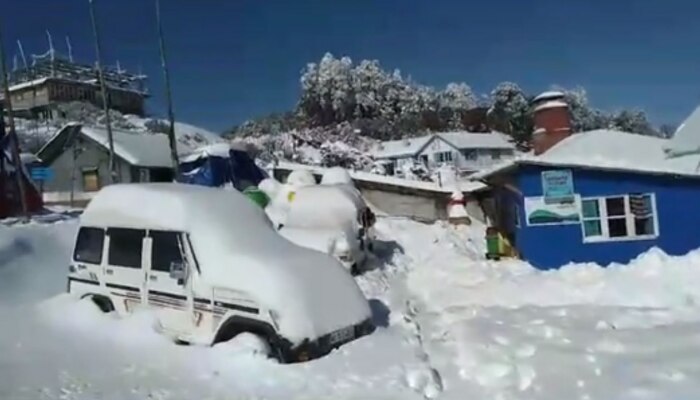 Sandakphu: এমন তুষারপাত বহুদিন দেখেনি সান্দাকফু; পানীয় জলের আকাল, বরফ দিয়েই বাসন মাজছেন অনেকে