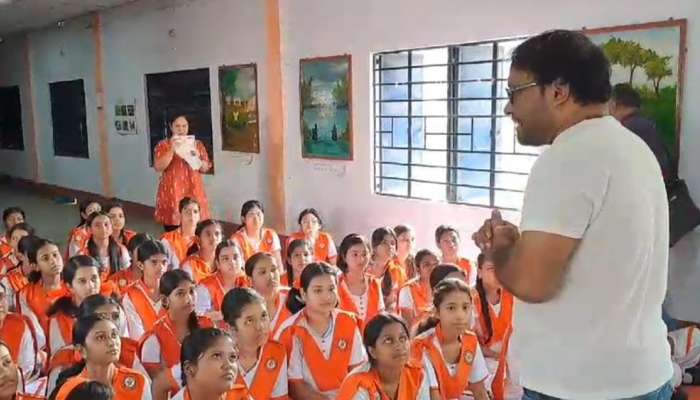 Children’s Day 2024: শিক্ষকের ভূমিকায় বিডিও! খুদে পড়ুয়াদের দিলেন, মানুষ হওয়ার পাঠ...