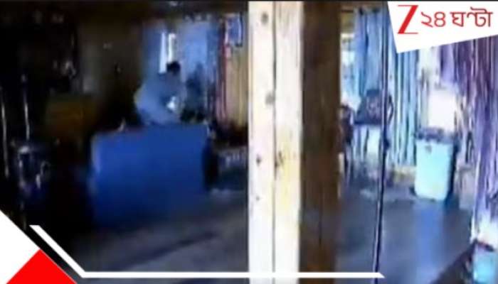 Watch:প্রাণভয়ে গুটিসুটি মেয়ে,১০ বছরের দত্তক কন্যাকে ডাক্তার-বাবা...!দাঁড়িয়ে দেখল মা