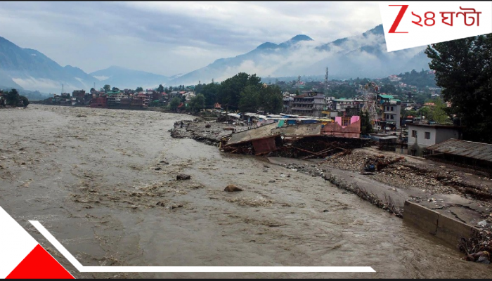 Himalayan Rescue: হড়পায় বিচ্ছিন্ন এলাকা দিয়ে নদীস্রোত ভাঙা পাথর পেরিয়ে ১১ কিমি ভয়ংকর হাঁটা! কাঁধে কাতরাচ্ছেন শিক্ষিকা...