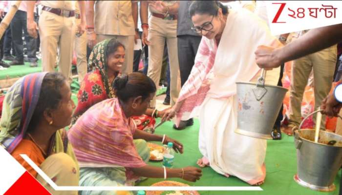 আরামবাগে বন্য়া দুর্গতদের, নিজের হাতে পরিবেশন করে খিচু়ড়ি খাওয়ালেন মমতা