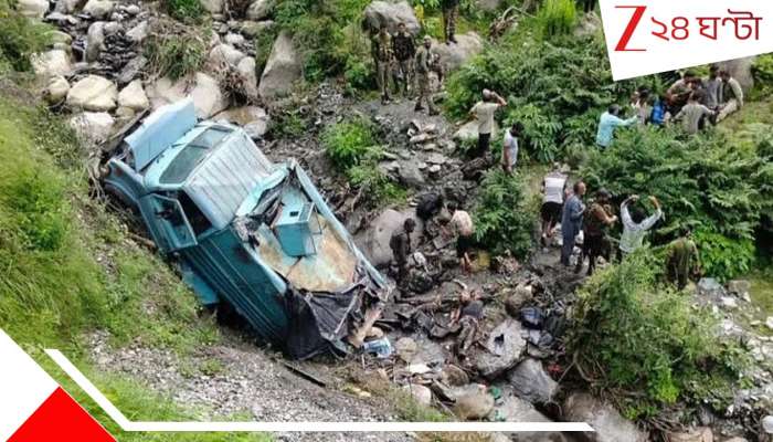 জম্মু-কাশ্মীরে হুড়মুড়িয়ে খাদে পড়ল গাড়ি, ভয়ংকর দুর্ঘটনায় সেনা মৃত্যু! আহত বহু...