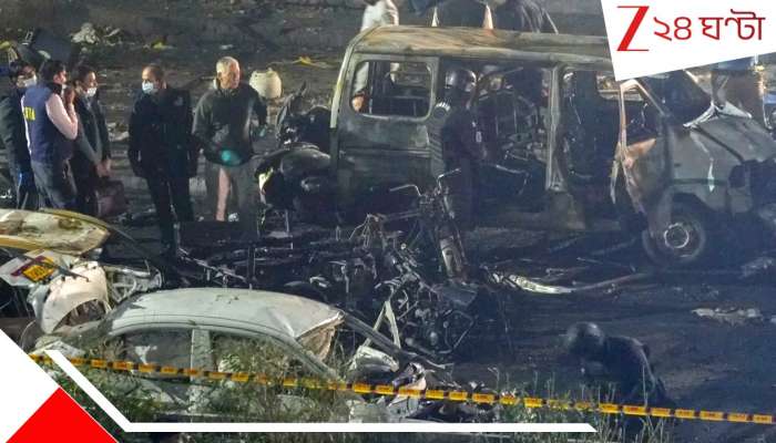 Delhi Red Fort Blast: নিখোঁজ পরিজনই কি লালকেল্লার বিস্ফোরণে ছিন্নভিন্ন? হাসপাতালের সামনে ভিড়ের হাহাকার!