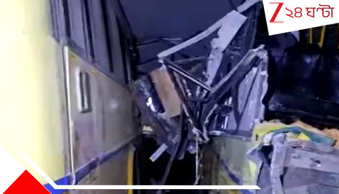 Bus Accident: দুটি বাসের মুখোমুখি সংঘর্ষের মর্মান্তিক পরিণতি ১২ জনের, দরজা-জানালা ভেঙে বের করা হল যাত্রীদের Bus Accident: দুটি বাসের মুখোমুখি সংঘর্ষের মর্মান্তিক পরিণতি ১২ জনের, দরজা-জানালা ভেঙে বের করা হল যাত্রীদের