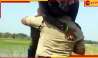 Telangana: কাঁধে করেই ছুটলেন ২ কিমি! কৃষকের জীবন বাঁচিয়ে &#039;হিরো&#039; এই পুলিসকর্মী